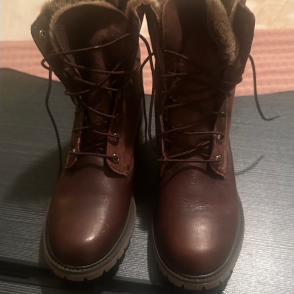 Women's timberlands brown lace up with fur excellent condition never worn!